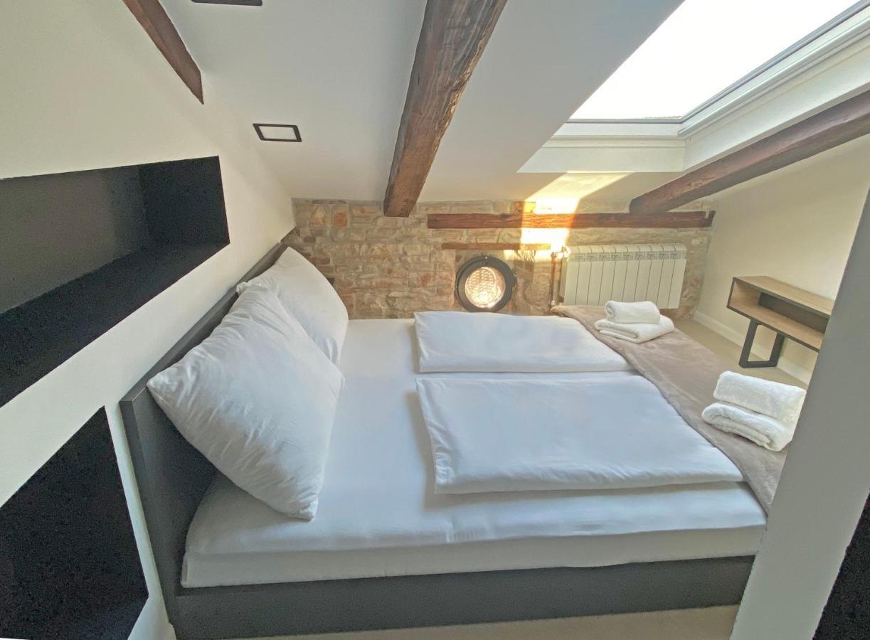 Appartamento Castropola Views With Private Parking Esterno foto