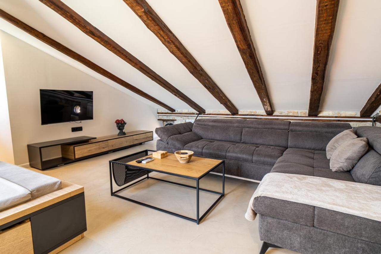 Appartamento Castropola Views With Private Parking Esterno foto